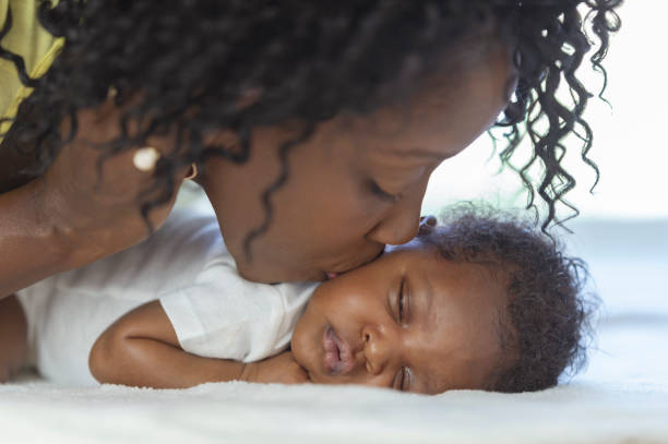 如何適應新生兒睡眠時間的變化：0至12月齡的專業建議